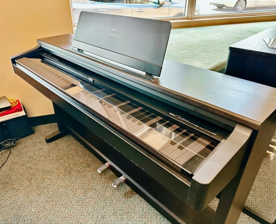 Yamaha Clavinova CLP-122 - 88 Notes Weighted - Digital Piano - USED